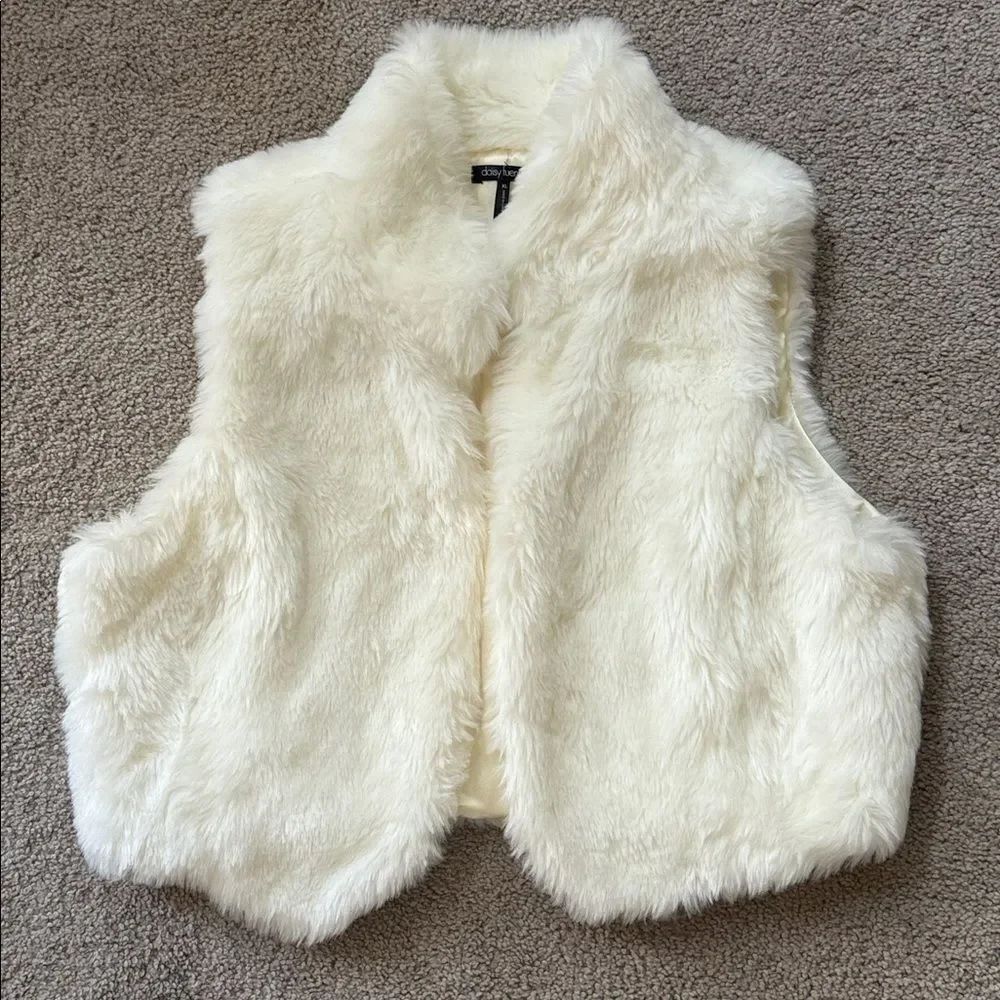 Daisy Fuentes Women's Faux Fur Vest!